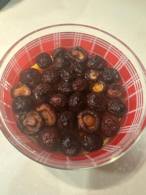 將乾香菇用溫水浸泡30分鐘。