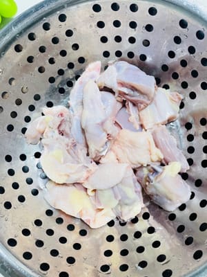 Rinse the chicken and drain.