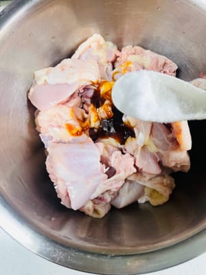腌鸡肉1个小时左右：鸡肉加入生抽、蚝油、胡椒粉、盐、白砂糖、姜丝、红枣拌均匀。