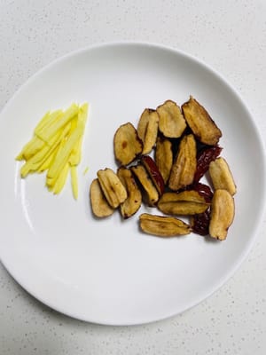 Cut the ginger into shreds and remove the core of the red dates and cut them into pieces for a more flavorful taste.