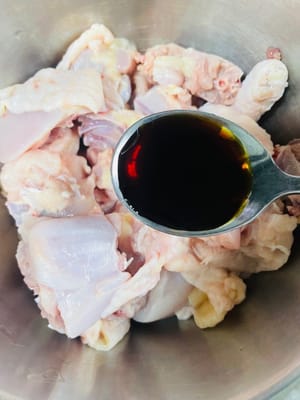 腌鸡肉1个小时左右：鸡肉加入生抽、蚝油、胡椒粉、盐、白砂糖、姜丝、红枣拌均匀。