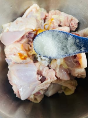 腌鸡肉1个小时左右：鸡肉加入生抽、蚝油、胡椒粉、盐、白砂糖、姜丝、红枣拌均匀。