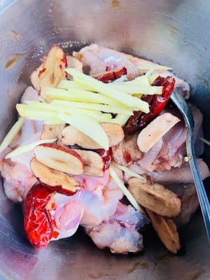 Marinate the chicken for about 1 hour: Add soy sauce, oyster sauce, pepper, salt, sugar, shredded ginger and red dates to the chicken and mix well.