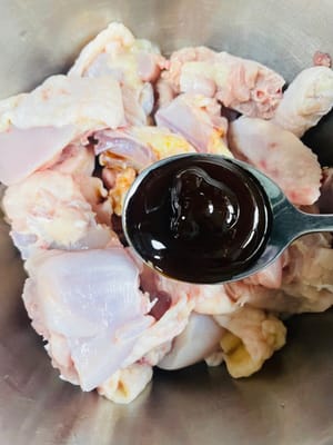 腌鸡肉1个小时左右：鸡肉加入生抽、蚝油、胡椒粉、盐、白砂糖、姜丝、红枣拌均匀。