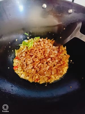 Versare i ventrigli di pollo fritti e aggiungere un cucchiaino di salsa di soia chiara e un cucchiaino di salsa di soia scura. Rosolare a fuoco vivo fino a completo assorbimento del sapore.
