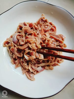 Aggiungere sale a piacere. 10 ml di aceto bianco. Mescolare uniformemente con le mani per eliminare l'odore di pollo.