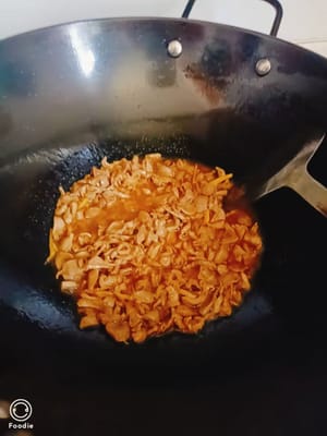 Marinare i ventrigli di pollo, aggiungerli in una padella con olio caldo e friggere finché l'acqua non si sarà asciugata.