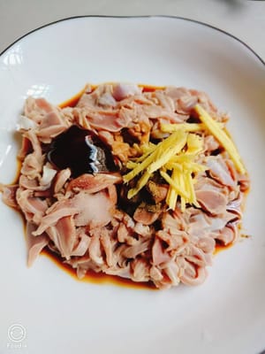 Aggiungere lo zenzero grattugiato ai ventrigli di pollo preparati. Un pizzico di pepe. Un cucchiaino di salsa di ostriche, un cucchiaino di salsa di soia chiara e un cucchiaino di salsa di soia scura.