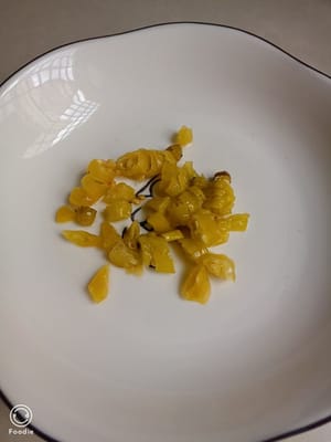 Tritare il peperone sottaceto in piccoli pezzi e metterlo da parte.
