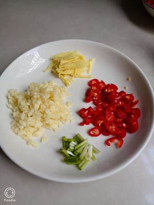 tagliare 15 g di peperoncino, 15 g di aglio, 15 g di zenzero e 5 g di cipollotto.