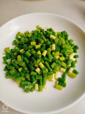 Tagliare i germogli d'aglio a pezzetti.
