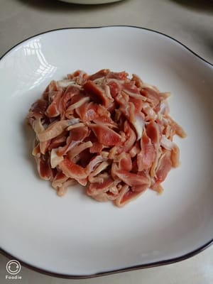 Tagliare a fettine sottili i ventrigli di pollo e metterli da parte.