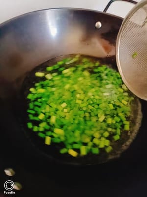 portare l'acqua a ebollizione. Aggiungere i germogli d'aglio e sbollentare per qualche secondo.