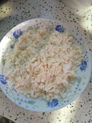 Aggiungere 200 g di farina di riso glutinoso e 200 g di farina e impastare fino a ottenere un impasto.