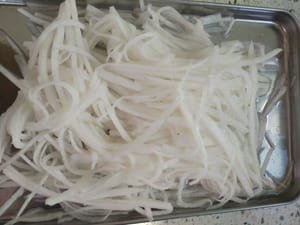 marinare con un cucchiaio di sale per un minuto.