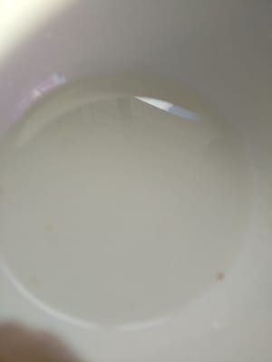 把一匙白糖加30克的水備用。