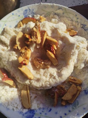 Aggiungere quindi i datteri rossi preparati e 30 grammi di acqua e zucchero di canna e impastare fino a formare una palla.