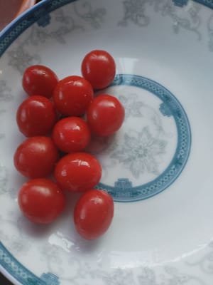 Lavare 100 pezzi di pomodorini e disporli su un piatto per utilizzarli in seguito.