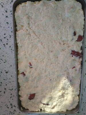 Versare l'impasto di ravanello in un piatto e appiattirlo.