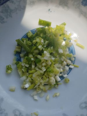 Tagliate a dadini 10 grammi di scalogno e metteteli da parte.