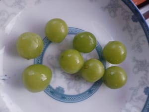 把100公克的葡萄洗淨裝盤備用。