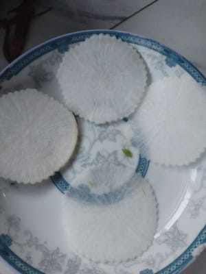 Tagliare il ravanello bianco a fettine sottili e ricavarne cinque pezzi rotondi per un utilizzo successivo.