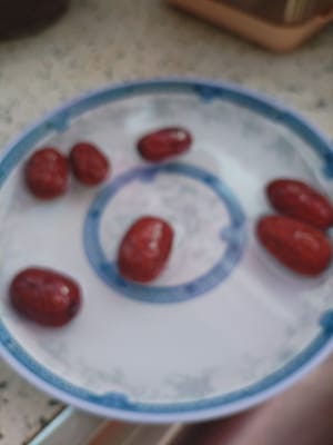 把八粒紅棗用水泡軟。