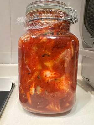 最後，將泡菜放入消毒過的容器中，在室溫下發酵一天。之後放入雪櫃保存，隨時享用。祝您用餐愉快！