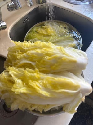 Après la marinade, rincez le sel à l’eau courante.