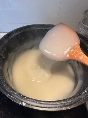 Dans une casserole propre, mélangez la farine de riz gluant avec 1500 ml d’eau froide. Une fois la farine bien dissoute, faites chauffer à feu moyen en remuant constamment dans un seul sens.
Ce mélange de riz gluant favorise la fermentation du kimchi.