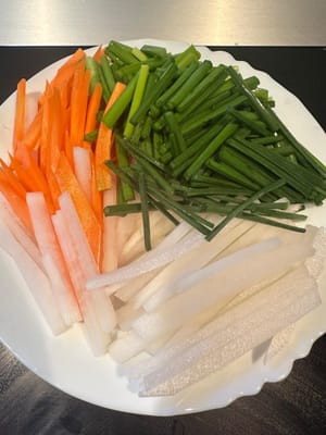 Coupez la carotte, le radis blanc et les fleurs de ciboulette comme indiqué, puis réservez.