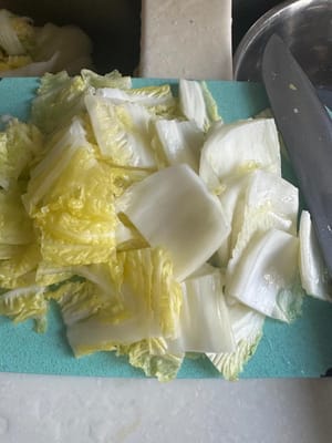 然後將它們切成塊，放在一旁備用。