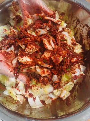 Commencez par ajouter le chou et mélangez bien avec la sauce.