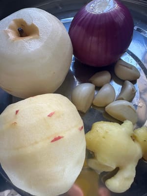 將梨子、蘋果、大蒜和生薑如下準備：