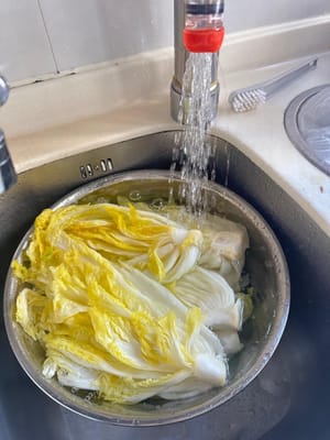 醃製後，用流水沖掉鹽分。