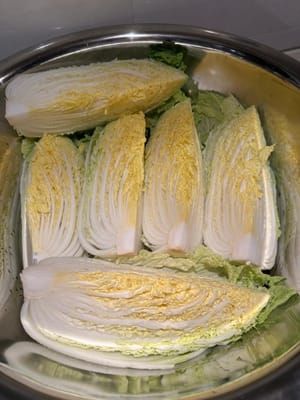 首先將每個大高麗菜切成 4 塊。