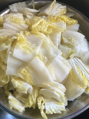 然後將它們切成塊，放在一旁備用。