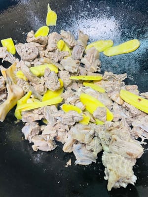 Aggiungere la carne d'anatra e rosolarla finché la superficie non diventa gialla.