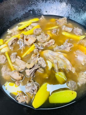 Aggiungere acqua bollente fino a coprire la carne d'anatra, portare la salsa a ebollizione a fuoco vivo, quindi abbassare la fiamma, coprire la pentola e cuocere a fuoco medio-basso per 35 minuti. Girare delicatamente la carne d'anatra ogni 10 minuti circa per garantire una cottura uniforme ed evitare che il fondo si bruci. Lasciare che la carne d'anatra assorba completamente la salsa e cuocere finché non diventa morbida, tenera e saporita.