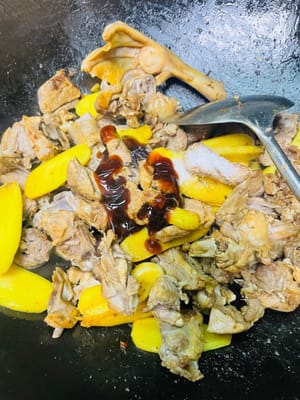 Aggiungere a turno il vino da cucina, la salsa di soia chiara, la salsa di soia scura, il sale e lo zucchero, quindi soffriggere uniformemente per far sì che la carne dell'anatra si colori in modo uniforme.