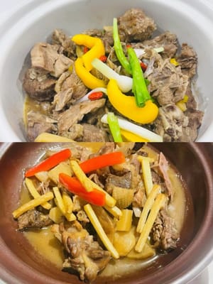 Quando l'anatra è cotta e la salsa si sta addensando, accendete il fuoco a fiamma alta per farla restringere rapidamente, in modo che possa avvolgere bene l'anatra. Aggiungete sale a piacere (potete ometterlo se il condimento è sufficiente all'inizio), cospargete con cipollotti e aggiungete i peperoni decorativi: la replica dell'anatra brasata con olio allo zenzero è pronta! In allegato trovate la decorazione originale con peperoni rossi per un confronto. Sebbene il peperone giallo sia usato per