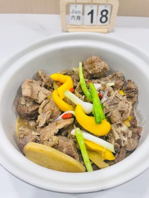 待鴨肉熟透、湯汁漸濃時，開大火快速收汁，讓醬汁裹緊鴨肉。依口味補鹽（若前期調味足也可省略 ），撒蔥段、擺上裝飾椒，復刻版薑油燜鴨就大功告成啦！附上原版紅椒裝飾款對比，雖用黃椒“救場”，但家常風味也很能打～