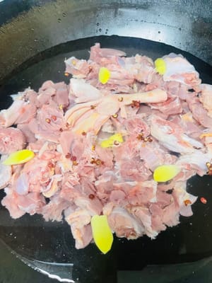 Lavare la carne dell'anatra, tagliarla a pezzetti, metterla in una pentola con acqua fredda, aggiungere circa 15 grammi di vino da cucina, sbollentarla per 3-5 minuti, toglierla e scolare l'acqua.