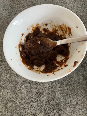 梅ペーストに味噌とニンニクのみじん切りを混ぜます。