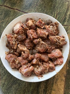 梅干し、味噌、ニンニクの混合物を味付けしたスペアリブとよく混ぜ合わせ、1時間ほど置いておきます。