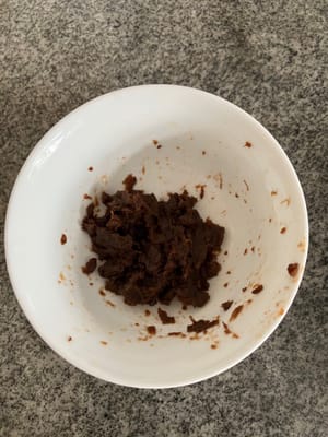 梅の種を取り除き、梅をすりつぶしてペースト状にします。