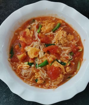 접시에 담아 서빙할 준비를 합니다.