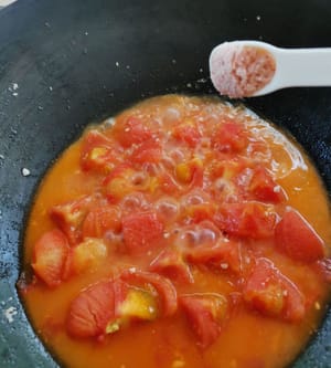 뚜껑을 열고 소금과 설탕을 넣으세요