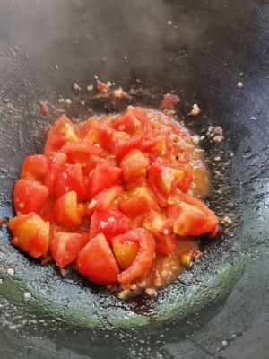 토마토를 넣고 잠시 저어주세요