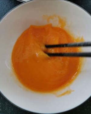 그릇을 준비하고 계란을 깨고 소금을 약간 넣은 다음 계란이 깨질 때까지 치십시오.